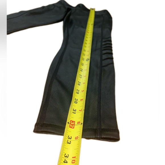Move Theory Black Athletic Leggings with pockets and ridges Size Small - Picture 7 of 9